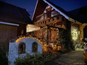 Una casa con luces de Navidad en un lado. en Guest House CHALET SIELU - Up to 4 of SIELU & 5-6 of SAN-CASHEW or with dogs- Vacation STAY 68051v, en Otsu