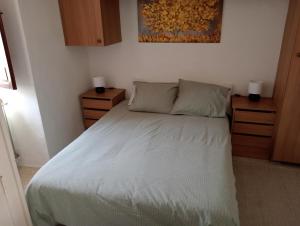 sypialnia z białym łóżkiem i 2 szafkami nocnymi w obiekcie The Corner Terraza w mieście Alcaudete