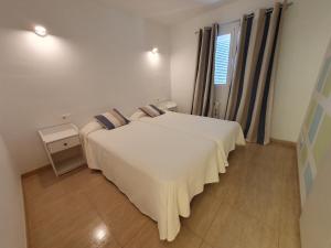 Posteľ alebo postele v izbe v ubytovaní VILLA HUGO- Badia Gran- Llucmajor- Mallorca