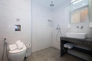Ванна кімната в Anthi Beach Suite
