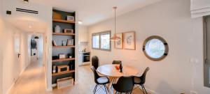 een keuken en eetkamer met een tafel en stoelen bij BnBIsrael apartments - Ness Tsiyona Cachemire in Tel Aviv
