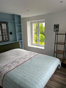 1 dormitorio con cama y ventana en Domaine de la Ville Chérel, maison en pierre, en Pontorson