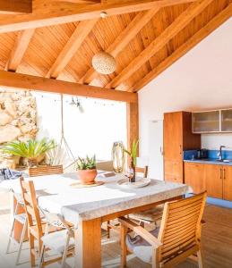 a kitchen and dining room with a table and chairs at Slow Axarquía in Torre de Benagalbón