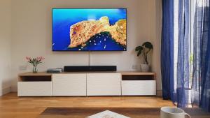 TV at/o entertainment center sa Cheerful 1 private room-ensuite with free parking