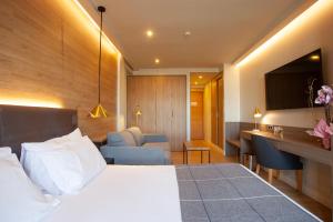 Habitación de hotel con cama y escritorio en Espahotel Plaza de España en Madrid