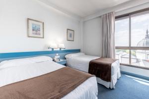 una camera d'albergo con due letti e una finestra di Espahotel Plaza de España a Madrid