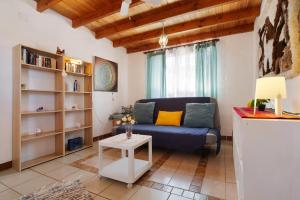 Majada Blanca في Valles de Ortega: غرفة معيشة مع أريكة وطاولة