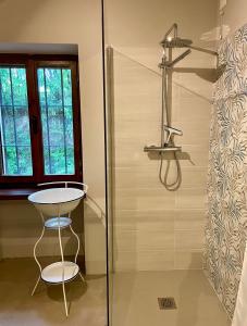uma cabina de duche em vidro com um banco na casa de banho em Guesthouse Corte Marzago - adults friendly em Salionze