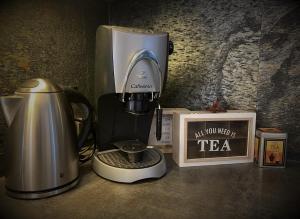 una macchinetta del caffè e un forno a microonde su un bancone di Haus im Seegebiet von Villach a Villach