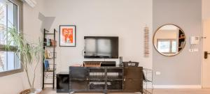 Телевизор и/или развлекательный центр в BnBIsrael apartments - Ness Tsiyona Cachemire