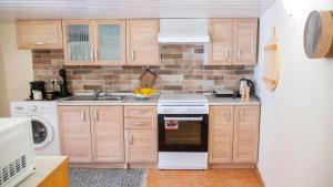a small kitchen with a stove and a sink at Beaver's Nest in Profília