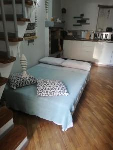 D&P Baia Boccadasse في جينوا: غرفة نوم بسريرين في غرفة