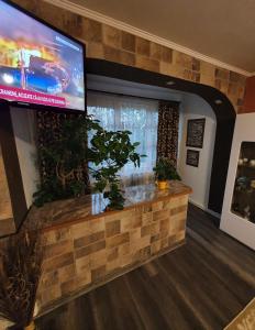 Un gran acuario en una habitación con un televisor de pantalla plana. en Casa & Julieta, en Tecuci