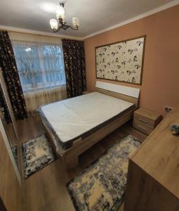 Un dormitorio pequeño con una cama y una ventana. en Casa & Julieta, en Tecuci
