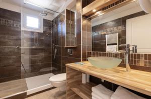 a bathroom with a sink and a toilet and a shower at Résidence Maminotte in La Teste-de-Buch +104 photos