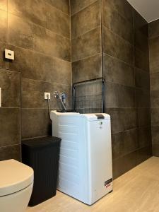 Résidence du Golf Eselborn في Eselborn: حمام مع حوض ومرحاض