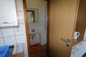 ein Badezimmer mit Toilette und Waschbecken und einer Tür in der Unterkunft Apartment Zinka in Šilo + 37 Fotos