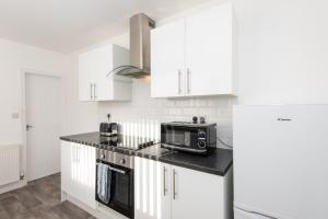 Virtuvė arba virtuvėlė apgyvendinimo įstaigoje Spacious 3-Bedroom Home, Newly Renovated, Sleeps 5
