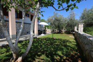 Ein Garten an der Unterkunft Apartment Zinka