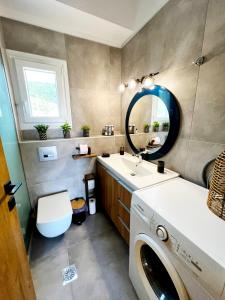 uma casa de banho com uma máquina de lavar roupa e um lavatório em Villa Stemily em Skala Rachoniou