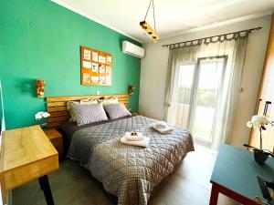 1 dormitorio con 1 cama con toallas en Villa Stemily, en Skala Rachoniou