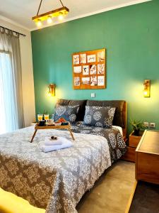 um quarto com uma cama e uma parede verde em Villa Stemily em Skala Rachoniou