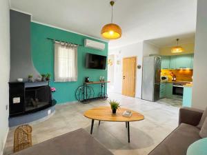 uma sala de estar com um sofá e uma mesa em Villa Stemily em Skala Rachoniou
