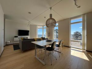 sala de estar con mesa y sofá en ÅhusBrygga Apartment Hotel, en Åhus