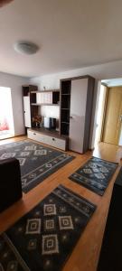 sala de estar con 2 alfombras en el suelo en Skirdohome, en Roman
