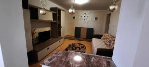 ルーマンにあるSkirdohomeのソファとテレビのあるリビングルーム