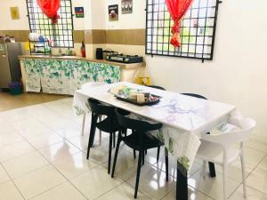 Fotografie z fotogalerie ubytování Homestay Lestary near Taiping Fast WIFI Netflix v destinaci Taiping
