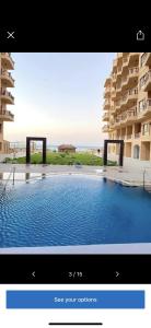 einen TV-Bildschirm mit einem Bild eines Pools in der Unterkunft My Sky Sea View 1 Bedroom Apartment in Hurghada