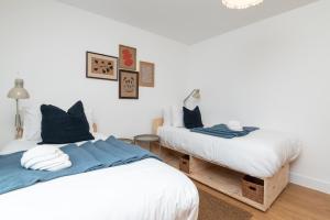 Postel nebo postele na pokoji v ubytování Super King Bed Free Parking Alexa Garden Patio BBQ Sleeps 6