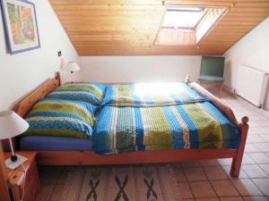 ein Schlafzimmer mit einem Bett im Dachgeschoss in der Unterkunft Ferienwohnungen Weitmann in Ockfen