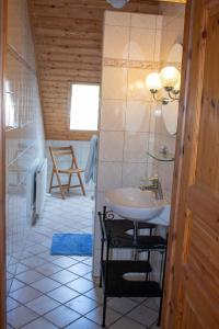 Ockfen的住宿－Ferienwohnungen Weitmann，浴室配有白色水槽和淋浴。