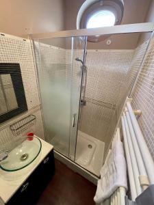 a bathroom with a shower and a sink at Maison d'Artiste dans le Coeur Historique in Sarlat-la-Canéda