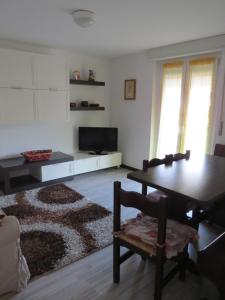 a living room with a table and a couch at CASA MICHELA BB OSSOLA PARKING FREE in Domodossola