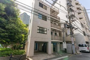 wysoki biały budynek z mnóstwem kabli w obiekcie Minami-Aoyama-1st w Tokio