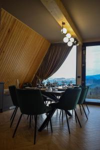 CABANA 7 CRESTE في بورشا: غرفة طعام مع طاولة وكراسي ونافذة كبيرة