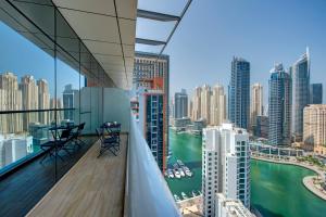 ドバイにあるRoyal Regency Suites Marinaの市街の景色を望むバルコニー