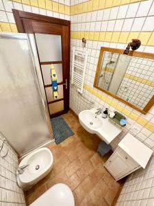 een badkamer met een toilet, een wastafel en een douche bij CasaCamilla in Piombino