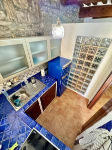 een keuken met blauwe tegels bij CasaCamilla in Piombino
