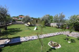 Ein Garten an der Unterkunft Apartment Zinka