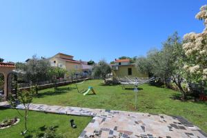Ein Garten an der Unterkunft Apartment Zinka