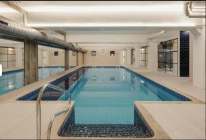 duży basen w budynku w obiekcie Luxury Stay with Sauna Gym and Pool in Leicester w mieście Leicester