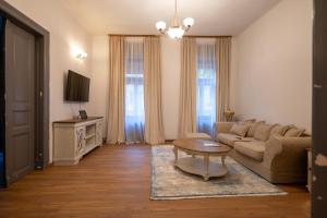 un soggiorno con divano e tavolo di Kinsley Apartament 2 a Timişoara