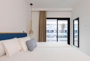 Кровать или кровати в номере Esmeralda Cotillo Homes by LIVVO