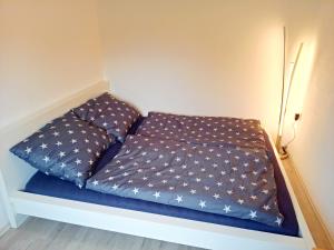 Una cama con una sábana azul con estrellas. en Apartmán Patrik, en Valtice