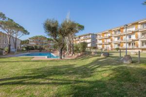 Bazén v ubytovaní Apartamentos CASA MAREA La Fosca parking y piscina alebo v jeho blízkosti