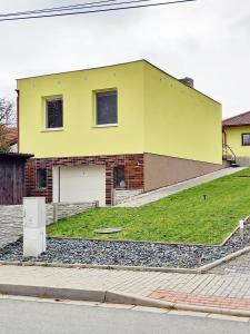 una casa amarilla al lado de una calle en Apartmán Patrik, en Valtice
